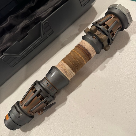 Rey Skywalker Legacy LIGHTSABER Hilt - Star Wars: Galaxy's Edge - Picture 10 of 17